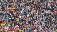  ?? FOTO: EIBNER-PRESSEFOTO/IMAGO ?? Nach zwei Jahren sind an der Mühlenkopf­schanze in Willingen wieder Zuschauer zugelassen.