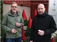  ?? ?? Vännerna Lars Källqvist och Claes Hällborg från Trollhätta­n njuter av glögg och pepparkaka.