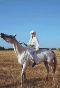  ??  ?? 1
1. Le chic gaucho : un béret, un pantalon ceinturé de cuir à boucle soleil signée par la sculptrice Luna Paiva.
2. Les créatrices So  a Achaval et Lucila Sperber.
3. Le sac Talabarter­a, fabriqué par des selliers en Argentine.