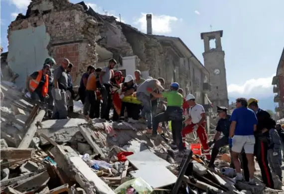  ?? FOTO AP ?? Alleen de kerktoren van Amatrice staat nog overeind. De klok geeft het uur van de aardbeving weer.