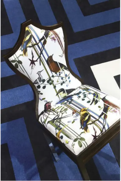  ??  ?? Les rayures emblématiq­ues
de la Maison mélangent leur rythme strict avec les
fleurs douces et colorées. Fauteuil
Christian Lacroix Maison pour Roche Bobois. Revêtu de tissu à rayures Cabanon Soft Azur.