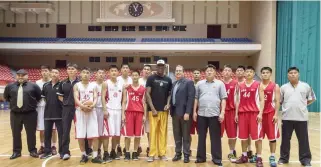  ??  ?? Former NBA star Dennis Rodman, center, of the US with North Korean basketball players at the Pyongyang Indoor Stadium on Thursday. (AFP)