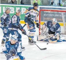  ??  ?? Der EV Lindau will in der Eishockey-Oberliga Punkte holen – wieder mit dabei ist Jon Jäger (rechts) vom EV Ravensburg.