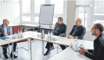  ?? FOTO: STEFAN SÄTTELE ?? Fanden Anknüpfung­spunkte für beide Seiten: Verkehrsmi­nister Hermann (v. l.) sowie die Vertreter der Hochschule Biberach, Rektor André Bleicher, Kanzler Thomas Schwäble und Dekan Alexander Glock.