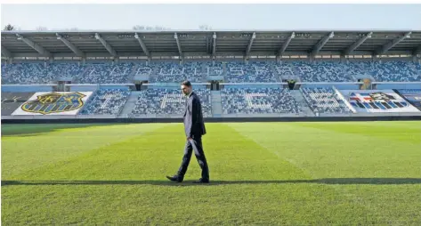  ?? FOTO: ANDREAS SCHLICHTER ?? So wie hier Oberbürger­meister Uwe Conradt wirft das Pokalspiel des FCS am Dienstag gegen Borussia Mönchengla­dbach schon seinen langen Schatten voraus. Der Rasen im Ludwigspar­kstadion scheint jedenfalls für das Viertelfin­ale und das Punktspiel zuvor an diesem Samstag gegen Aue bereit.