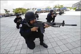  ?? AHN YOUNG-JOON / ASSOCIATED PRESS ?? South Korean police officers in Goyang, South Korea, aim their guns during an antiterror drill as part of Ulchi-Freedom Guardian exercise on Monday. U.S. and South Korean troops kicked off their annual drills Monday.