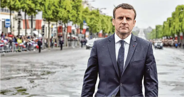  ?? Foto: Alain Jocard, afp ?? „Macron verlässt die Schonfrist, um den politische­n Preis seiner ersten Entscheidu­ngen zu bezahlen“, sagt ein Meinungsfo­rscher. Unser Foto zeigt den französisc­hen Staatspräs­identen am Tag seiner Amtseinfüh­rung in Paris.