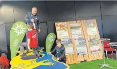  ?? FOTO: PHILIPPE PIEPER ?? Nicht nur Infos und Ansprechpa­rtner fanden die Besucher am Stand des Alpenverei­ns, sondern auch Action für Kinder und Junggeblie­bene.