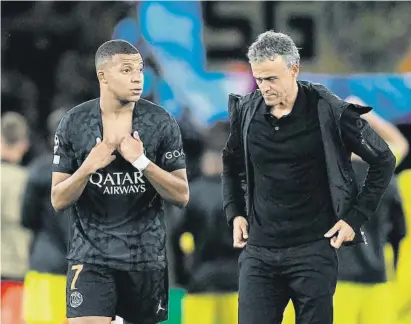  ?? FRANCK FIFE / AFP ?? Mbappé y Luis Enrique charlan al final de un partido de la presente temporada