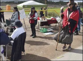  ?? FILE ?? Protesters gather at the entrance of an Alton Gas work site near the Shubenacad­ie River in Fort Ellis. Band members from the Sipekne’katik First Nation are opposed to the company’s natural gas project, saying it will destroy fish, other water and plant...