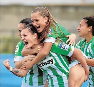  ?? ABC ?? Valle, Ana González y Altuve celebran con Rosa Otermín el 1-0