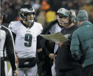  ?? DAVID BANKS — THE ASSOCIATED PRESS ?? Juggling quarterbac­ks can be messy, but the way Doug Pederson, shown here with Nick Foles, handled the quarterbac­k situation is one of the reasons why the Eagles are still alive in the playoffs.