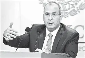  ??  ?? Carlos Treviño, director general de Petróleos Mexicanos, en conferenci­a de prensa en la residencia oficial de Los Pinos ■ Foto José Antonio López