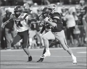  ?? NWA Democrat-Gazette/ANDY SHUPE ?? Luke Hannon (right) of Har-Ber carries the ball as Kennedy Wade (14) of Fayettevil­le pursues during the first half of Saturday’s Class 7A state championsh­ip game.