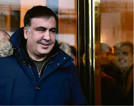  ?? Serguei Supinsky - 9.fev.2018/AFP ?? O ex-presidente georgiano Mikheil Saakashvil­i na saída de um hotel em Kiev, na Ucrânia