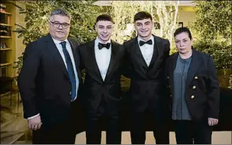  ?? FOTO: FCB ?? Siempre al lado de su familia
Pedri, junto a sus padres y su hermano Fernando