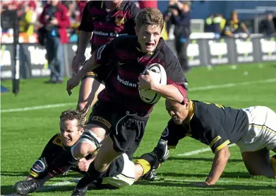  ?? STUFF ?? Wellington’s Christian Cullen and Jonah Lomu fail to stop Canterbury’s Ben Blair scoring the winning try, as Canterbury fight back to retain the Ranfurly Shield against Wellington in 2001.