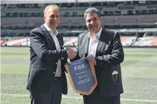  ?? /AGENCIA REFORMA. ?? Colin Smith, director de torneos y eventos de la FIFA, ayer durante su visita al Estadio Azteca.