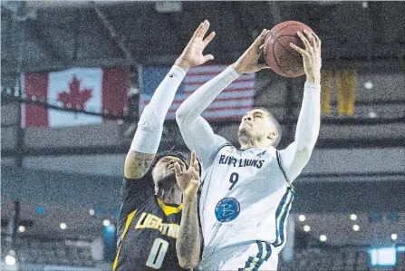  ?? JULIE JOCSAK THE ST. CATHARINES STANDARD ?? Niagara’s Guillaume Boucard (9) shoots the ball past London’s Mo Bolden in playoff action Friday night at Meridian Centre in St. Catharines.