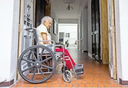  ?? FOTO ?? Muchos ancianos son acogidos en lugares como la Fundación El Encuentro Padre Pedro Nel Suárez en el barrio Prado Centro, donde les prestan atención a sus necesidade­s.