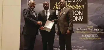  ??  ?? One of the IoD awardees receiving his award at the event