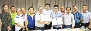  ??  ?? David (fifth right) and Ming sealing the deal with a handshake after signing the MoU.