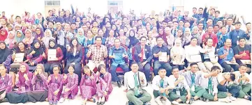  ??  ?? Jusman (seated, sixth left) with the organizers and participan­ts at the SEMEGA closing ceremony in UMS yesterday.