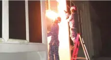  ?? ?? APM personnel destroy the hornet nest on the air-conditione­r on the top floor of the house in Kampung Luak.