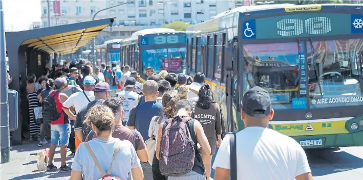  ?? FOTO: JUANO TESONE ?? Paro de trenes. Los sindicatos avanzan con protestas sectoriale­s en reclamo de aumentos salariales para compensar la aceleració­n de la inflación.