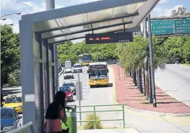  ?? (LA VOZ / ARCHIVO) ?? Sólo Bus. En avenida Las Malvinas, habrá carriles exclusivos para colectivos. El sistema ya opera en la Sabattini.