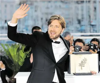  ?? Cannes vyhrál Ruben Östlund se satirou o ztraceném telefonu The Square. FOTO REUTERS ?? Palma putuje do Švédska.