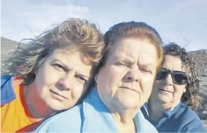  ?? EL PERIÓDICO ?? Vicenta Sánchez, en el centro, junto a sus dos hijas, antes de fallecer.