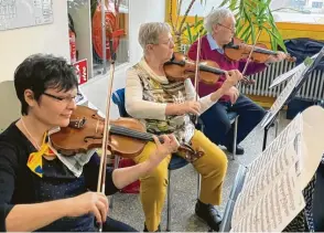  ?? Foto: Ute Bäzner, Bezirkskli­niken Schwaben ?? Gemeinsam mit dem Salonorche­ster Donauwörth gab die ehemalige Patientin Gabriele Prennel (Mitte, mit Geige) zum Dank ein kleines Konzert.