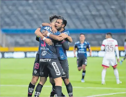  ?? GUSTAVO GUAMÁN / EXPRESO ?? Dificultad. El defensa central, Richard Schunke, celebra el primer gol ante Lanús junto a Junior Sornoza (derecha) y Lautaro Díaz. El rayado se impuso con dos goles de cabeza.