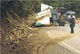  ?? RAFAEL PACHECO ?? Al parecer, el accidente se dio porque el tráiler se quedó sin frenos.