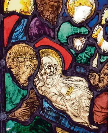 ?? Foto: Dagmar Hub ?? Petrus – der Mann mit dem grünen Gewand (links) – hat es mit den Augen, so sieht es zumindest in diesem Glasfenste­r in der Bes serer Kapelle des Münsters aus: Er trägt eine mittelalte­rliche Brille.