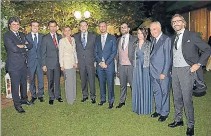  ?? EFE ?? Cospedal, Rajoy, los novios y otros dirigentes del PP, anoche, en una foto facilitada por el partido