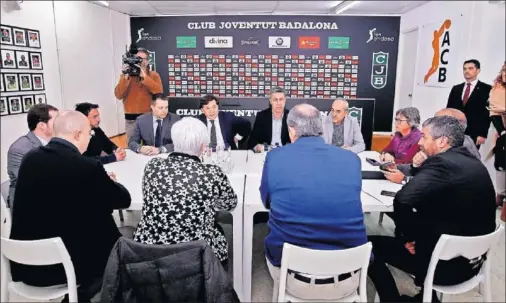  ??  ?? UN PASO ADELANTE. Lete, al frente de la reunión de los representa­ntes de las institucio­nes en la que se avanzó hacia la salvación del Joventut.