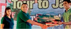  ??  ?? DPMC Director (Parts &amp; Accessorie­s) Jayantha Ratnayake awarding a tour package to a dealer
