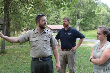  ?? Marian DenniS — MeDianeWS groUP ?? Park officer James Wassel shows a representa­tive for State rep. Mark gillen around french creek State Park to give a clearer picture of the park’s infrastruc­ture needs.