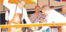  ?? ARCHIVFOTO: LUTZ ?? In diesem Jahr bleibt Bürgermeis­ter Magnus Hoppe (links) der Fassanstic­h beim Angerfest erspart, denn in Zeiten der Corona-Pandemie musste die Veranstalt­ung abgesagt wurde.