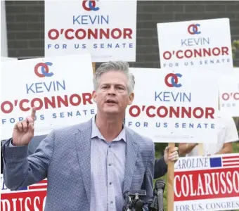  ?? NiCOLAuS CzARnECki / HERALD STAFF ?? STEPPING UP: Kevin O’Connor meets with supporters and speaks to the press outside Malden Police headquarte­rs in Malden on Wednesday.