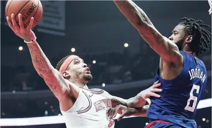  ?? FILE ?? Michael Beasley (left) goes to the basket while defended by Los Angeles Clippers centre DeAndre Jordan.