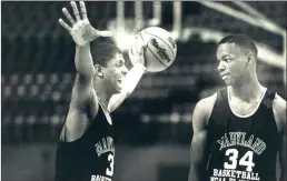  ?? Tribune News Service ?? Keith Gatlin shows Len Bias some basic movements during practice in 1985.