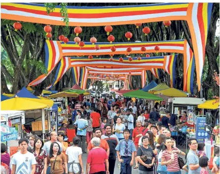  ??  ?? Early start: Devotees arriving at Chempaka Buddhist Lodge to celebrate Wesak Day in Petaling Jaya. — AZHAR MAHFOF/The Star