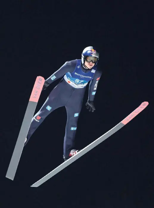  ?? ?? Wieder ganz vorne mit dabei: Andreas Wellinger sprang im dunklen Abendhimme­l von Planica zur silbernen WM-Medaille.