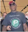  ?? FOTO: AFP ?? Nicht eingeladen und doch in Singapur: der frühere Basketball­profi Dennis Rodman.