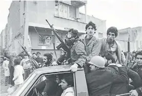  ?? AP ?? Caída. Rebeldes armados apoyan al nuevo régimen en febrero del 79.