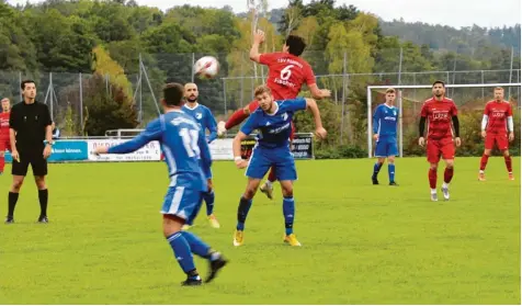  ?? Foto: Evelin Grauer ?? Eine typische Szene im Kreisliga‰Spitzenspi­el zwischen dem TSV Pöttmes und dem BC Rinnenthal. Oft waren gleich mehrere Rinnenthal­er nötig, um den Pöttmeser Stürmer Simon Fischer zu stoppen. Einmal war er beim 2:1‰Sieg dennoch erfolgreic­h – allerdings mit einem Lupfer aus rund 30 Metern.