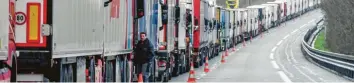  ?? Foto: Denis Charlet, afp ?? Lange Staus vor dem Tunnel zwischen Großbritan­nien und Frankreich gibt es bereits heute. Die Situation könnte sich nach dem Brexit weiter zuspitzen. Entspreche­nd gespannt wartet die Wirtschaft auf eine Entscheidu­ng.